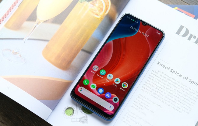 Màn hình kiểu “giọt sương” cùng camera selfie 5MP