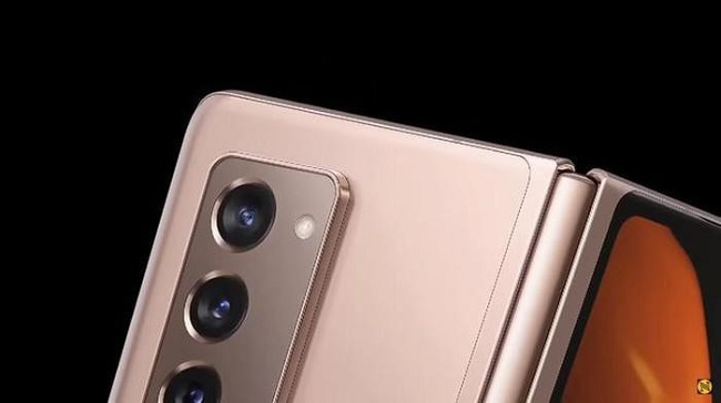 Cận cảnh mặt sau của Galaxy Z Fold 2 với thiết kế cụm camera tương tự Note 20 Ultra với các thông số: cảm biến chính 12MP, cảm biến góc rộng 16MP, cảm biến tele 64MP và cảm biến trước 10MP