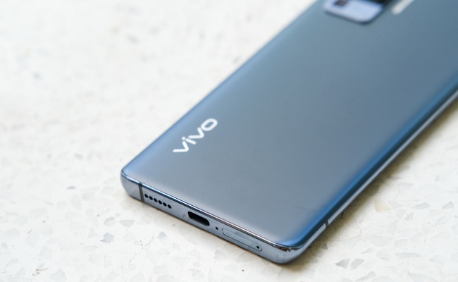 Vivo X50 Pro sử dụng mặt lưng kính, khung viền kim loại rất chắc chắn. Khay SIM được chuyển xuống cạnh đáy