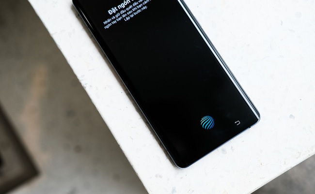 X50 Pro cũng được tích hợp cảm biến vân tay dưới màn hình, tuy nhiên đó chỉ là cảm biến quang học