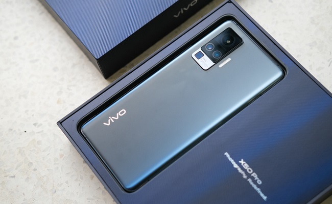 Mở hộp Vivo X50 Pro nằm gọn gàng trong chiếc hộp khác lớn
