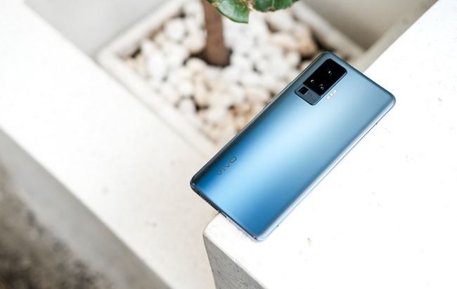 Thiết kế Vivo X50 Pro hiện đại, sang chảnh và cứng cáp. Máy sử dụng chất liệu kính nhám nên ít bám vân tay