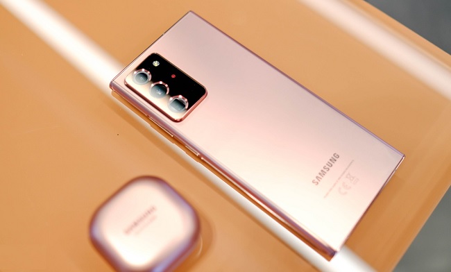 Mặt lưng bóng bẩy và được bổ sung thêm đèn lấy nét Laser