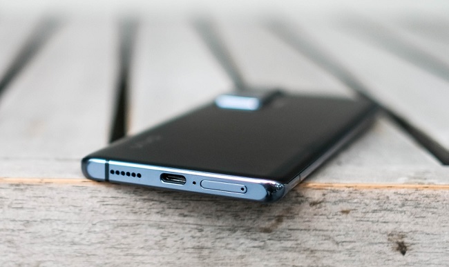 Cạnh dưới thiết lập mic thoại, loa ngoài, cổng USB-C và khe cắm SIM