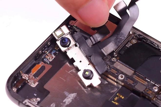 Nhẹ thì iPhone X, XS mất Face ID chỉ bị hỏng cáp kết nối