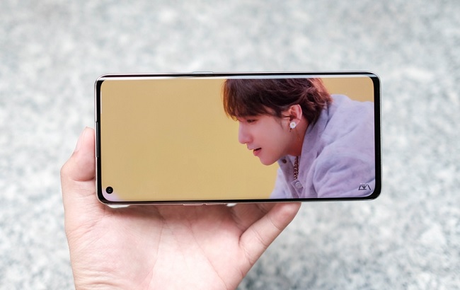 Màn hình Full HD+ cho không gian hiển thị rộng lớn và sắc nét, cùng tốc độ làm tươi lên đến 90Hz