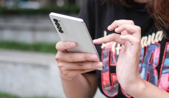 Reno4 Pro không chỉ là 1 chiếc smartphone để nghe gọi mà còn là một món đồ trang sức đầy cuốn hút