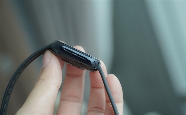 Cạnh trái là loa ngoài