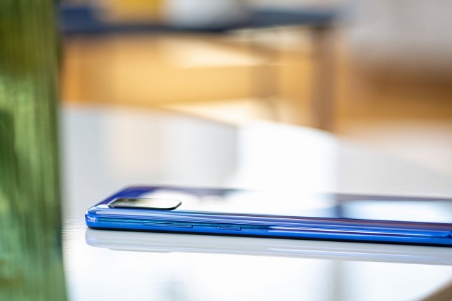 Cụm camera không làm ảnh hưởng nhiều đến độ phẳng của mặt lưng thiết bị