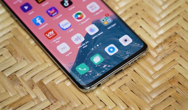 Reno4 Pro được vát cong sang hai bên