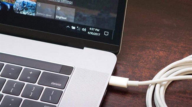Kiểm tra lại kết nối để chắc chắn đã cắm đúng jack sạc