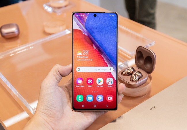 Tấm nền Dynamic AMOLED 2x được thừa hưởng các ưu điểm của phiên bản tiền nhiệm với màu sắc sống động, rực rỡ và gam màu DCI-P3 chính xác 100%