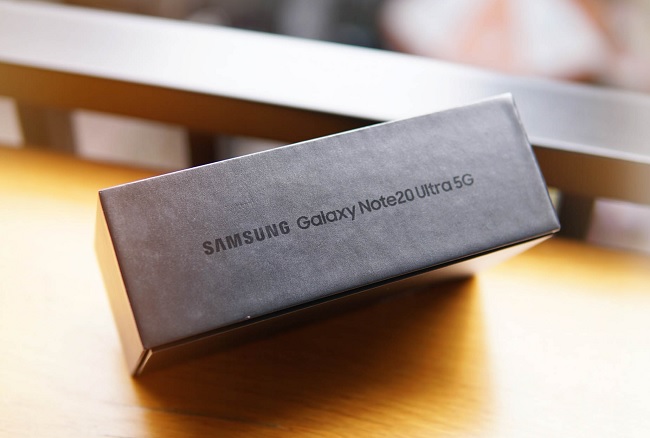 Cạnh hộp có khắc tên sản phẩm Galaxy Note 20 Ultra 5G