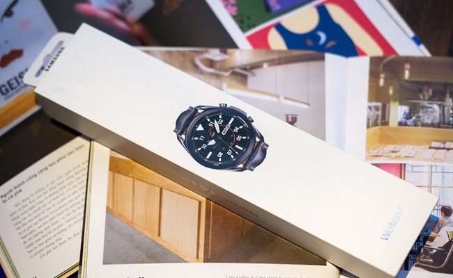 Mặt trước hộp đựng có tông màu trắng, nổi bật là hình ảnh Galaxy Watch 3 và tên sản phẩm