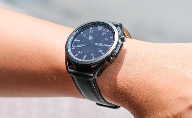 Phần viền bezel được vát rất gọn gàng, không có các vạch chia trên mặt, 2 phím vật lý cũng được đổi sang hình tròn. Và nếu không quan sát kỹ nhiều người sẽ nghĩ rằng Watch 3 là 1 chiếc đồng hồ truyền thống
