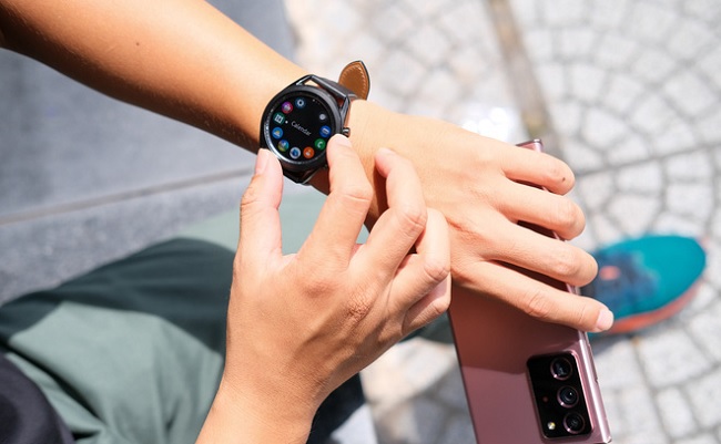 Người dùng có thể xoay vòng bezel để lựa chọn các ứng dụng trong menu. Thao tác xoay diễn ra nhanh và mượt hơn phiên bản cũ. Không còn các tiếng tách tách như trước kia