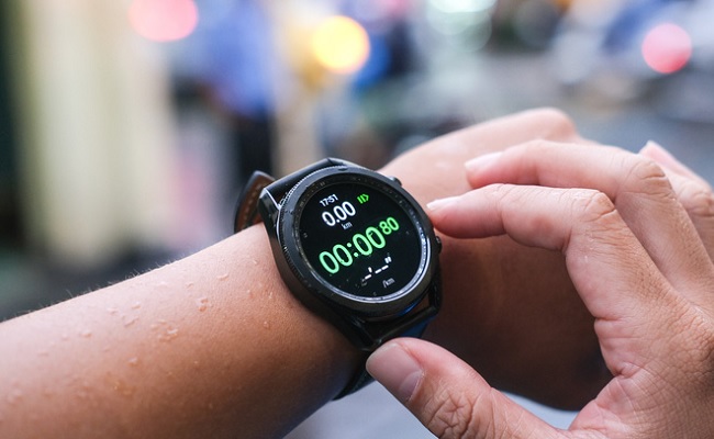 Galaxy Watch 3 được tích hợp rất nhiều tính năng thú vị như: kết nối với điện thoại, smart TV của Samsung, có trên 120 bài tập, đo nồng độ oxy trong máu,...