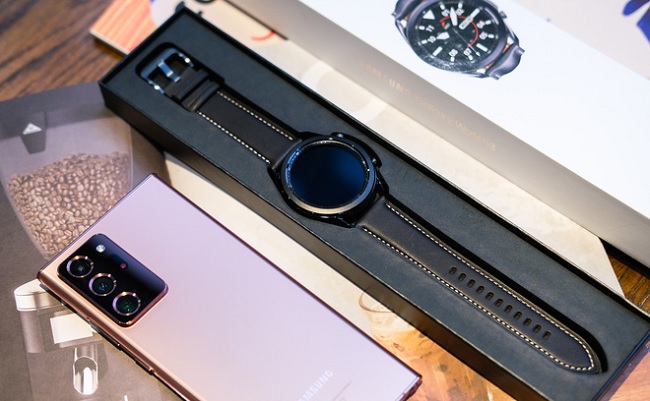 Galaxy Watch 3 xuất hiện sau khi đã bỏ lắp hộp ra