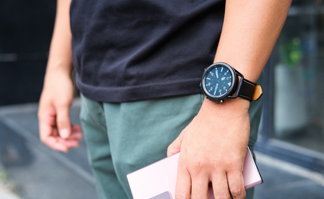 Nhìn bề ngoài Galaxy Watch 3 mặt 45mm khá to, nhưng khi đeo lên tay lại khá gọn gàng. So với phiên bản cũ Watch3 nhẹ hơn, mỏng hơn và đơn giản hơn