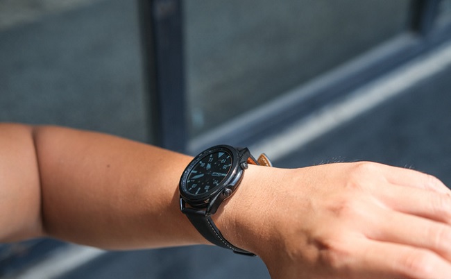 Nhìn chiếc đồng hồ Galaxy Watch 3 mặt 45mm trên cổ tay không hề thô kệch như mọi người nghĩ. Ngoài ra các bạn nữ có thể lựa chọn bản 41mm để phù hợp với cổ tay của mình