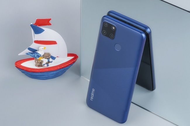 Realme C12 sở hữu thiết kế mặt lưng nhám hạn chế bám vân tay