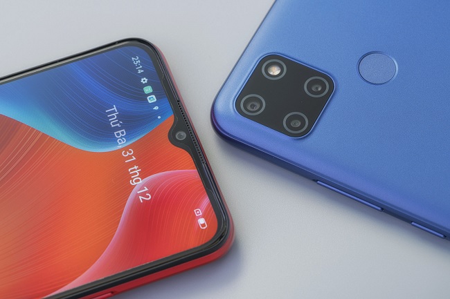 Điểm nhấn gây chú ý của Realme C12 là hệ thống cụm 3 camera sau