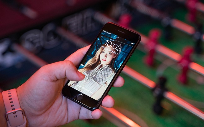 iPhone SE 2020 mất gần 2 tiếng để sạc đầy trong khi Reno4 Pro chỉ mất 36 phút