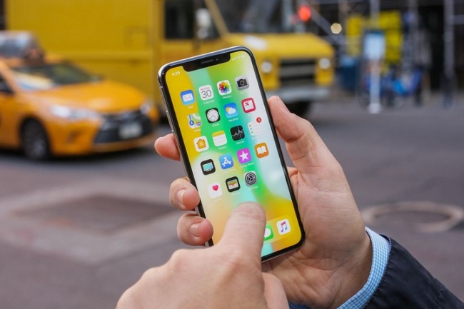 Màn hình iPhone X có thiết kế tai thỏ
