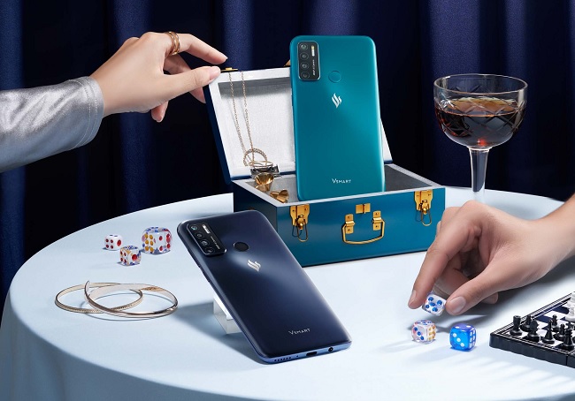 Vsmart Live 4 được hoàn thiện từ chất liệu nhựa, nhưng phủ thêm lớp nhám, thay đổi hiệu ứng ánh sáng khi đổi góc nhìn