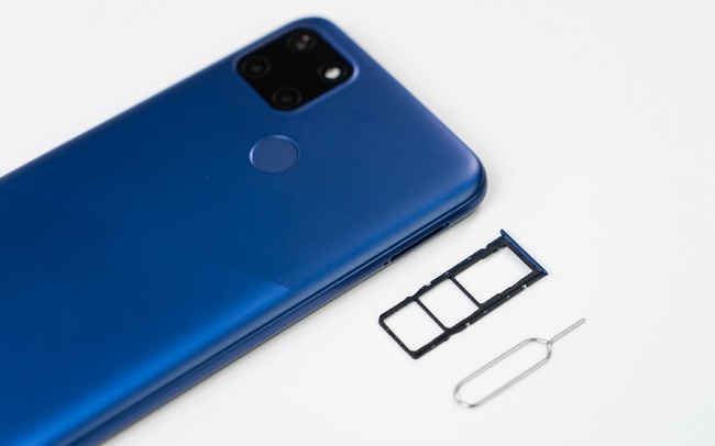 Cạnh trái là khe sim