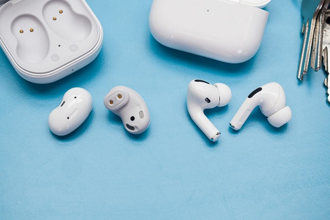 Galaxy Buds Live bên trái và AirPods Pro bên phải ảnh