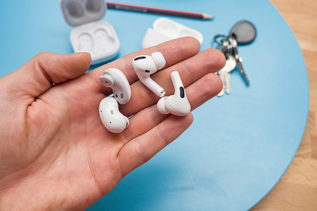Galaxy Buds Live và AirPods Pro có thiết kế hoàn toàn khác nhau