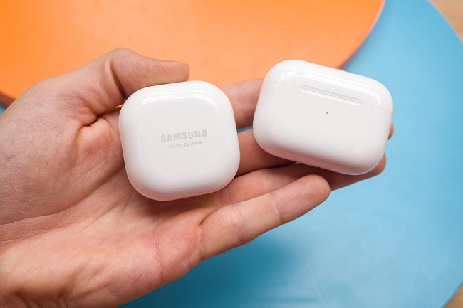 Hộp đựng Galaxy Buds Live bên trái và AirPods Pro bên phải