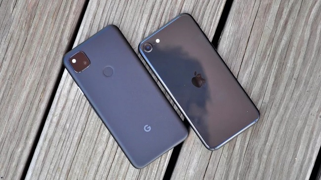 Trong khi Pixel 4a chỉ sử dụng chất liệu nhựa ít tiền thì iPhone SE 2020 lại có độ hoàn thiện cao hơn với chất liệu là kính và nhôm cao cấp