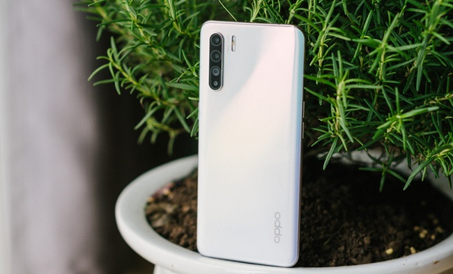 Reno3 chỉ được trang bị mặt lưng nhựa bóng bẩy