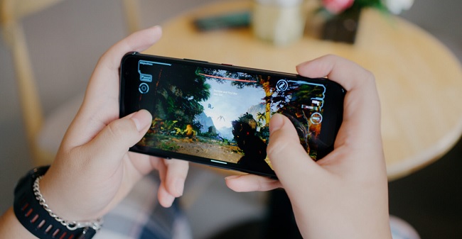 Thực tế khi chơi game với ASUS ROG Phone 3 khác hoàn toàn so với Note 20 Ultra 5G