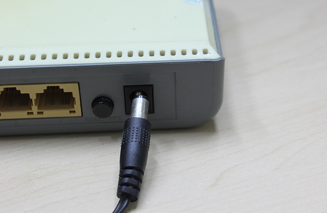 Cắm jack nguồn vào modem hoặc router