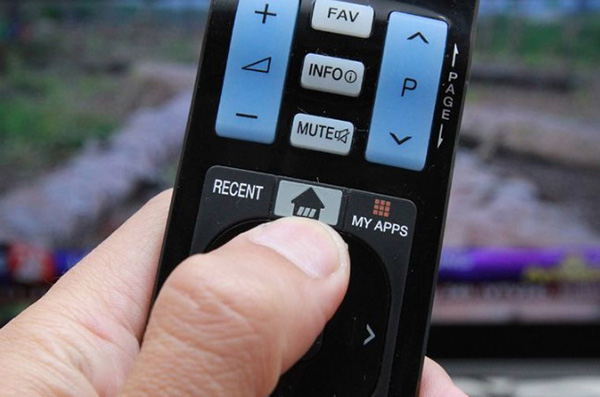 Nhấn chọn nút Home trên điều khiển tivi