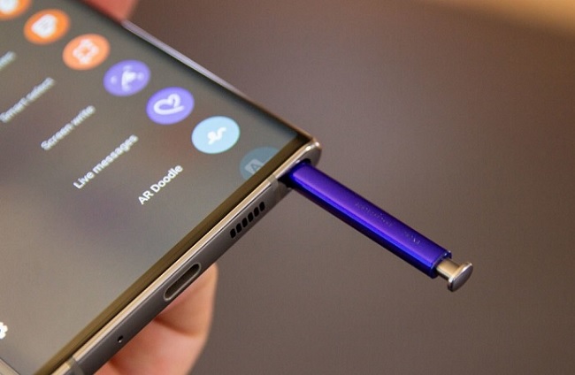 Bút S-Pen vẫn đặt ở cạnh đáy máy