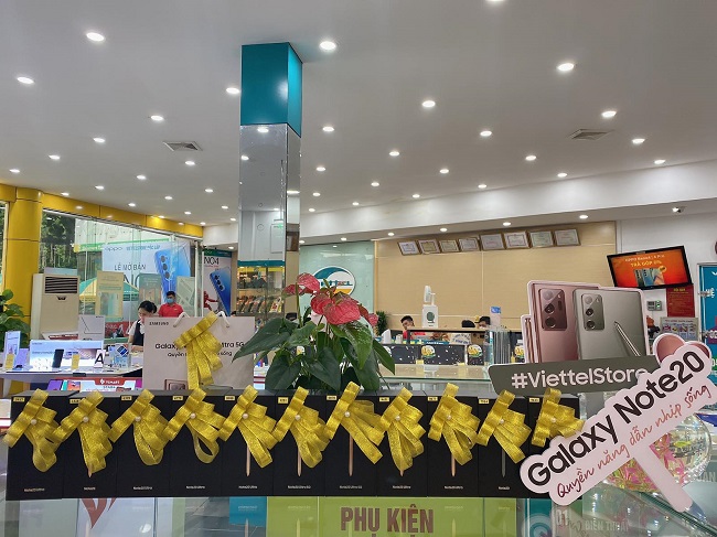 Bên trong siêu thị, công tác chuẩn bị khai mạc lễ trả hàng và mở bán Galaxy Note 20 series đã sẵn sàng