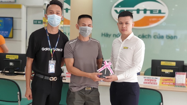 Từ sớm đã có nhiều khách hàng đến nhận máy và trên tay trải nghiệm sản phẩm yêu thích