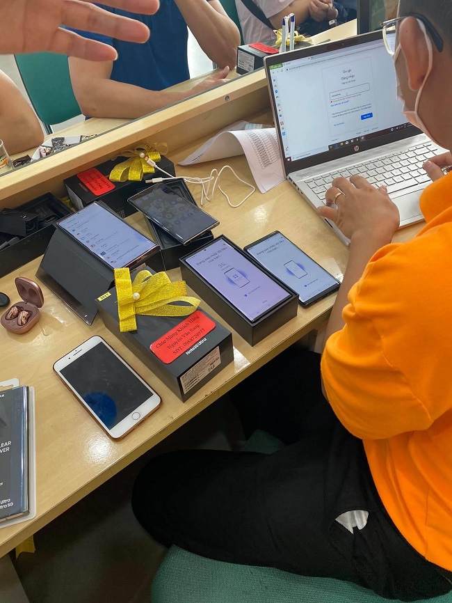 Cận cảnh khu vực làm thủ tục trả máy đặt trước luôn nhộn nhịp từ sớm. Đa số khách hàng khi được hỏi về sản phẩm cũng như bộ quà cùng ưu đãi độc quyền của Viettel Store áp dụng khi đặt trước đều tỏ ra rất hài lòng và hồi hộp chờ làm thủ tục trên tay trải nghiệm
