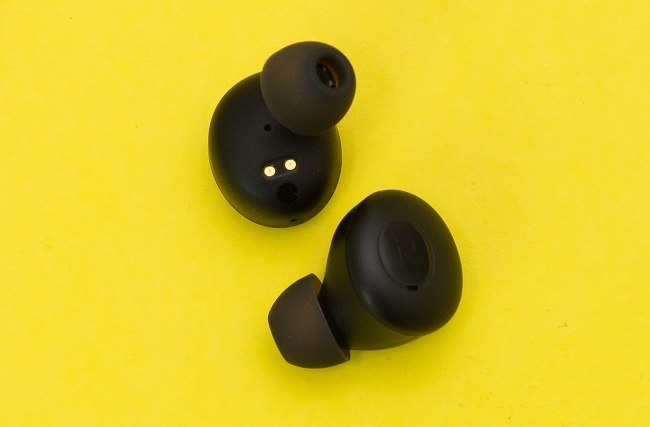 Khả năng chống nước chuẩn IP X4, thời lượng pin kéo dài lên tới 4,5 tiếng liên tục, và thêm 20 tiếng cả kén sạc