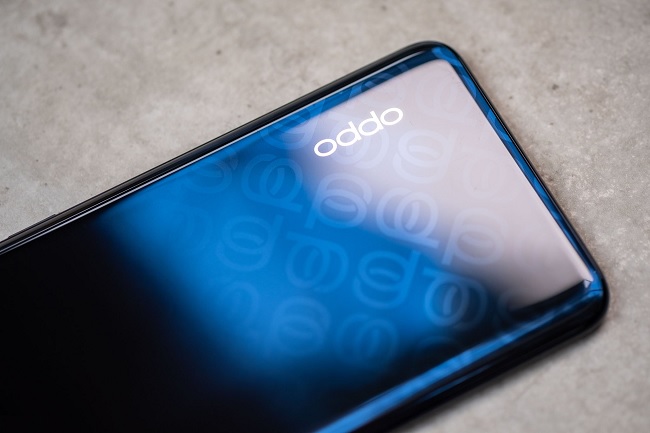 Mặt lưng của Reno4 trông không quá nhàm chán, nhưng cũng không quá sặc sỡ và nổi bật