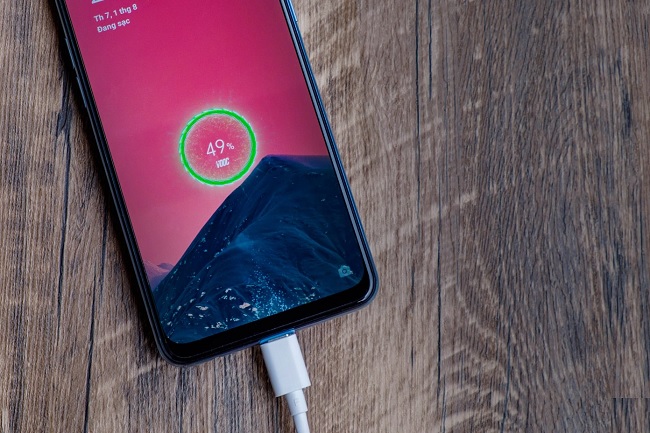 Tích hợp công nghệ sạc nhanh 30W giúp máy sạc từ cạn pin lên đầy pin chỉ trong khoảng 1 tiếng