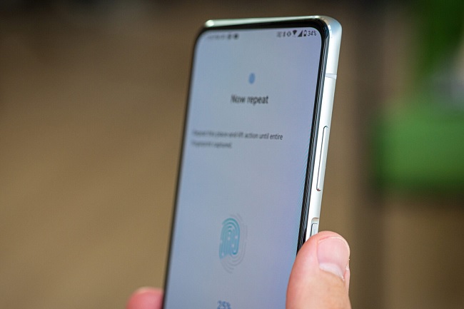 Zenfone 7 Pro sử dụng cảm biến vân tay quang học và được đặt ở cạnh bên