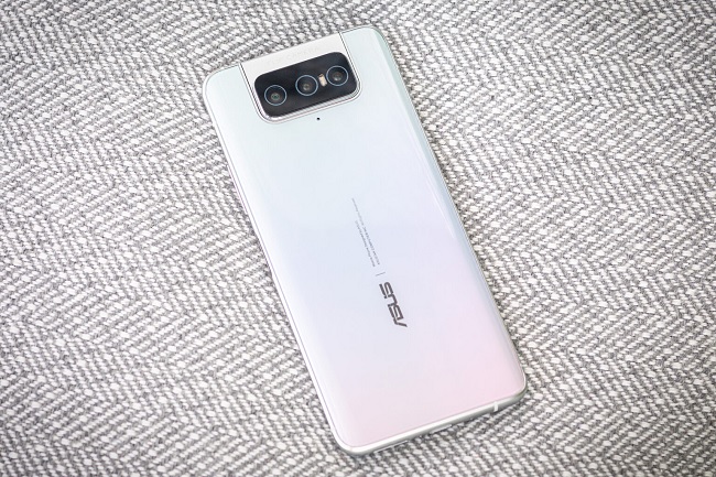 Zenfone 7 Pro được tích hợp viên pin dung lượng 5.000 mAh và hỗ trợ sạc nhanh 30W