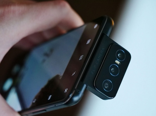Vẫn cơ chế xoay lật, nhưng Zenfone 7 Pro đã được cải tiến cơ chế lật vật lý với 1 động cơ nhỏ hơn và mô-men xoắn lớn gấp 2 lần. Điều này giúp độ bền của camera tăng lên gần 100 lần/ngày trong 5 năm liên tục