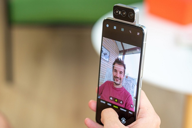 Chụp ảnh selfie với cụm 3 camera