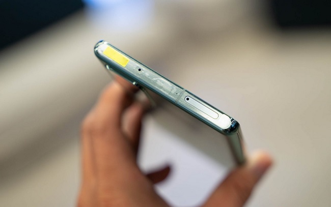 Cạnh trên máy là vị trí của khe cắm sim và mic thu âm